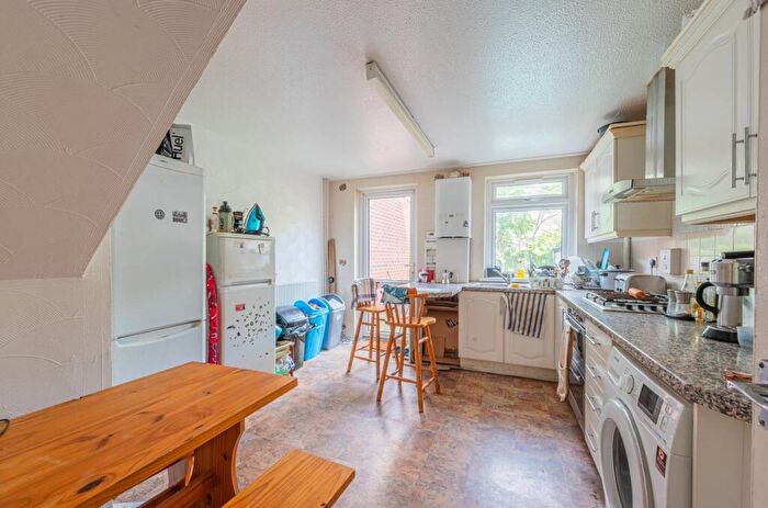 4 Bedroom Terraced House To Rent In Saltwell Street, Poplar, London, E14