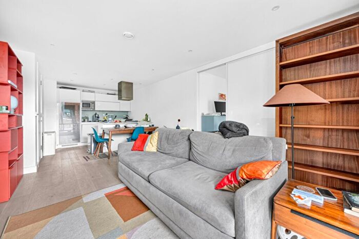 2 Bedroom Flat To Rent In Kensington Apartments, Commercial Street, E1