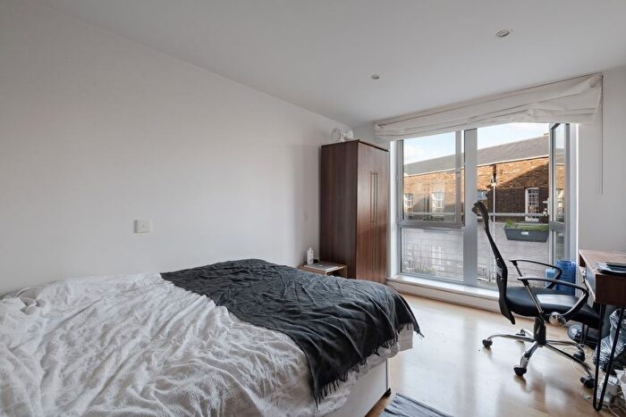 3 Bedroom Flat To Rent In Naoroji Street, London, WC1X