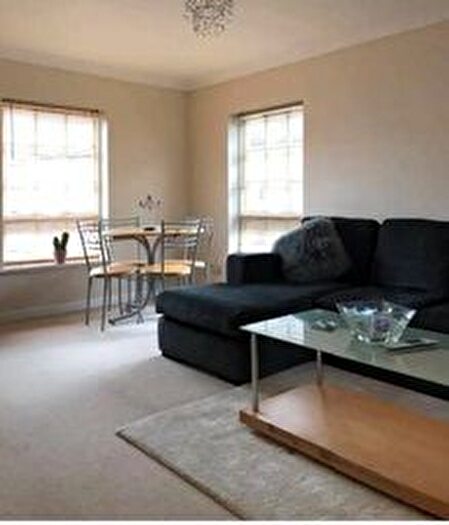 1 Bedroom Flat To Rent In Burton Court, Summer Road, Thames Ditton, KT7