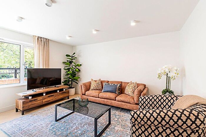 3 Bedroom Flat To Rent In West End, WC2H