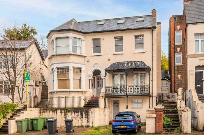 3 Bedroom Flat To Rent In Norwood Road, Herne Hill, London, SE24