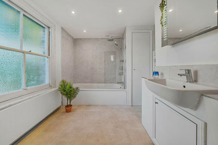 2 Bedroom Apartment To Rent In Oakden Street, London, SE11