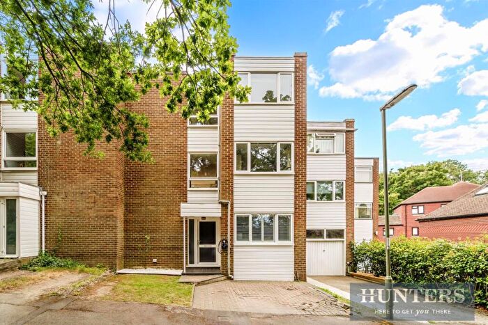 4 Bedroom Town House For Sale In Barrow Hill Close, Worcester Park, KT4