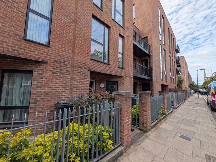 4 Bedroom Terraced House To Rent In Whiston Road, Hackney, E2