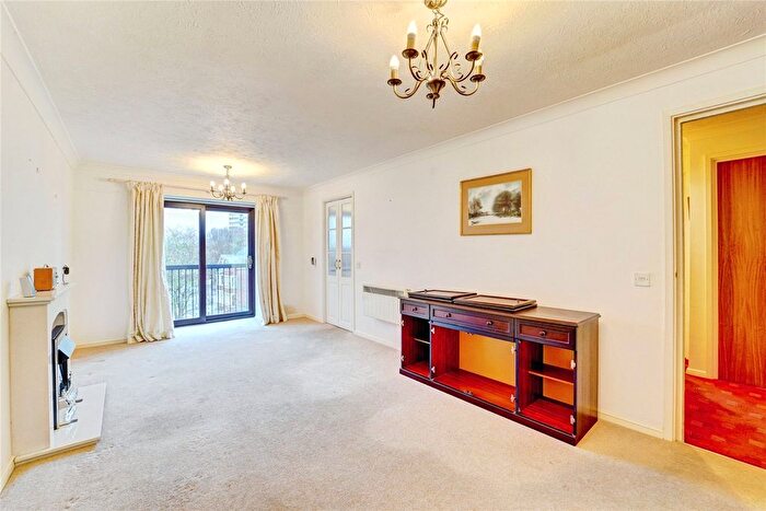 2 Bedroom Flat For Sale In Aspley Court, Bedford, MK40