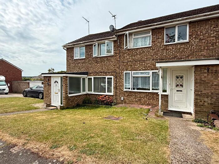 3 Bedroom Semi-Detached House For Sale In Englands Avenue, Dunstable, Bedfordshire, LU6