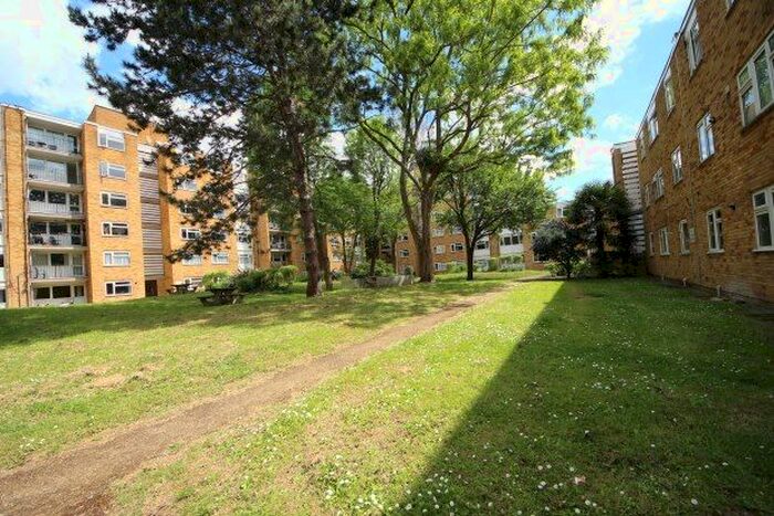 3 Bedroom Flat To Rent In Walpole Road, Teddington, TW11