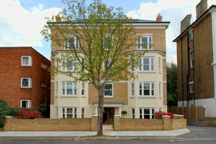 2 Bedroom Apartment To Rent In Avenue Heights, Avenue Elmers, KT6
