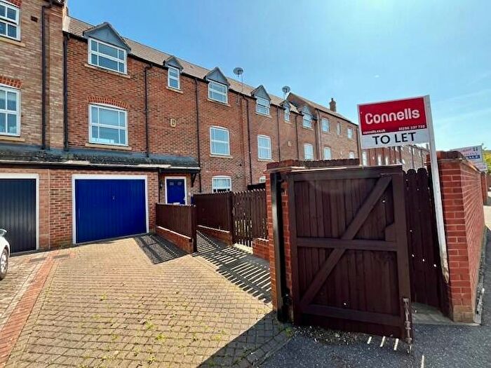 3 Bedroom Town House To Rent In Wedgewood Street, Aylesbury, HP19
