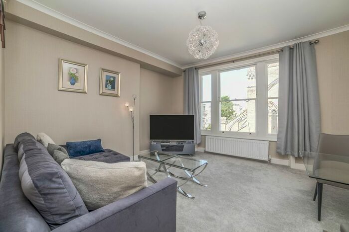 2 Bedroom Flat To Rent In Castletown Road, London, W14
