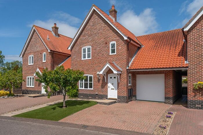 4 Bedroom Link Detached House For Sale In River View, Gillingham, NR34