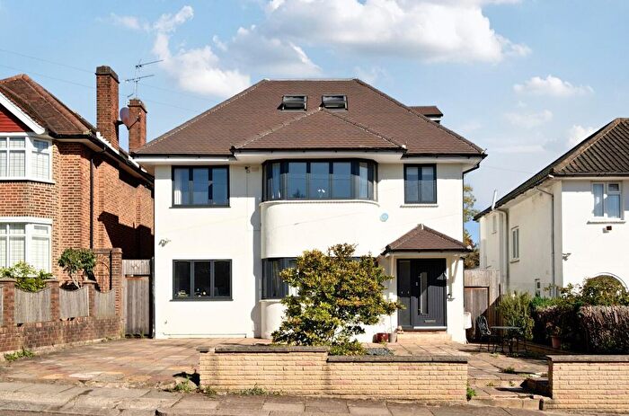 5 Bedroom Detached House For Sale In Poynings Way, Woodside Park, N12