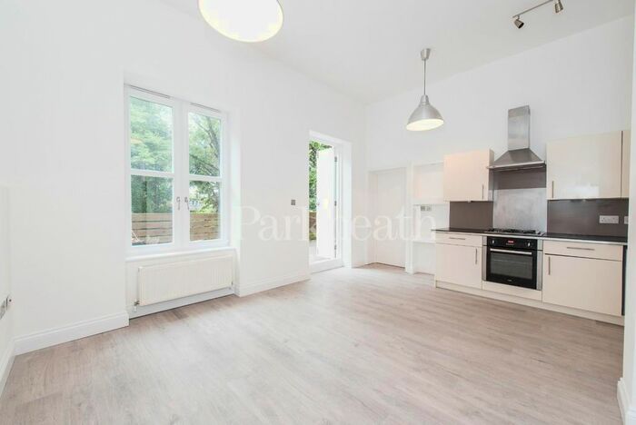 3 Bedroom Flat To Rent In Crescent Road, London, N8