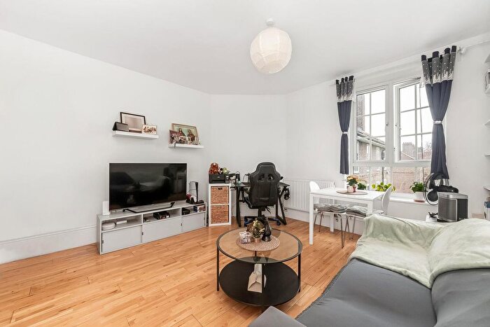 2 Bedroom Flat For Sale In Albrighton Road, East Dulwich, London, SE22