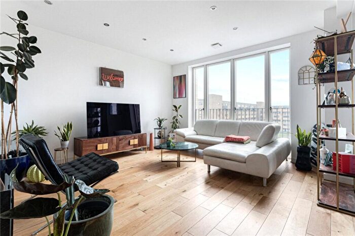 2 Bedroom Apartment To Rent In Murrain Road, London, N4