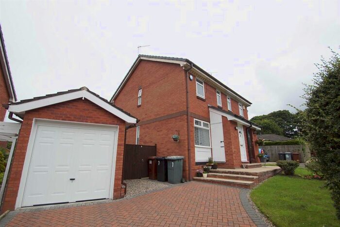 2 Bedroom Town House To Rent In Kestrel Close, Alwoodley, Leeds, LS17