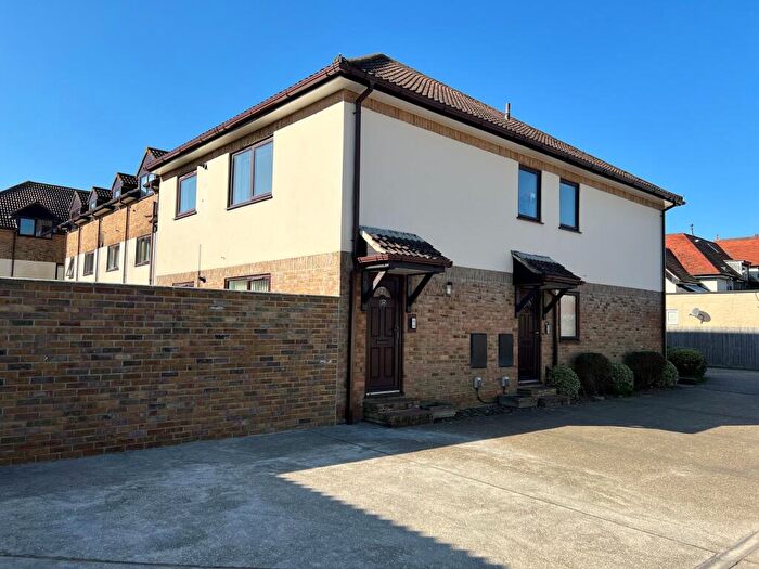 2 Bedroom Flat To Rent In Marine Drive East, Barton On Sea, New Milton, Hampshire., BH25