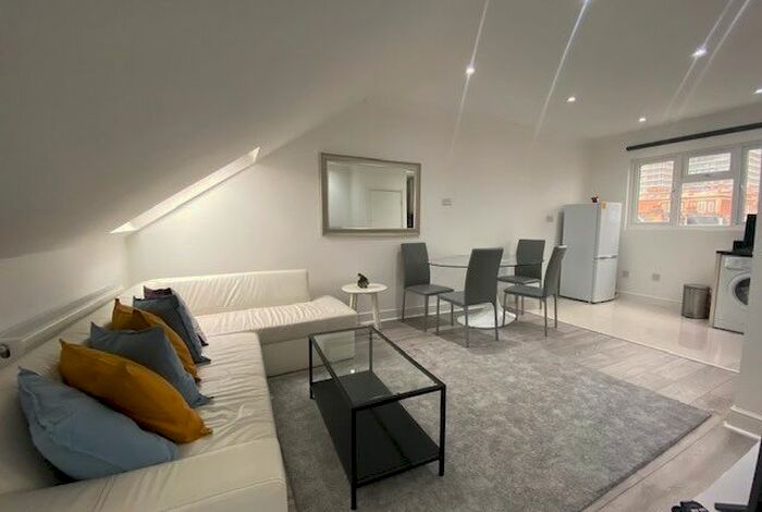 3 Bedroom Flat To Rent In Rannoch Road, Hammersmith, W6