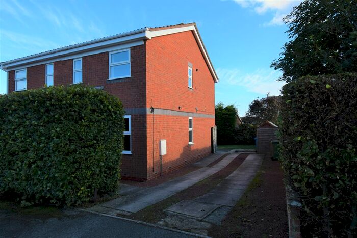 2 Bedroom Town House To Rent In The Lawns, Bridlington YO16