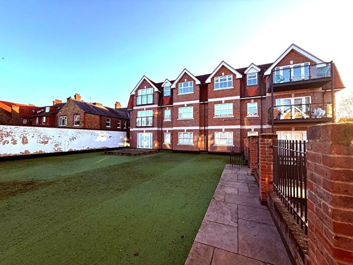 2 Bedroom Flat To Rent In Bushey Hall Road, Bushey, WD23