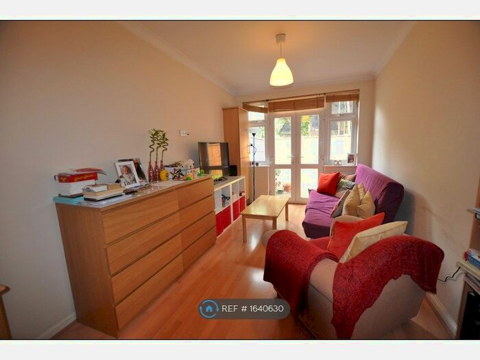 2 Bedroom Flat To Rent In Golders Green Crescent, London, NW11