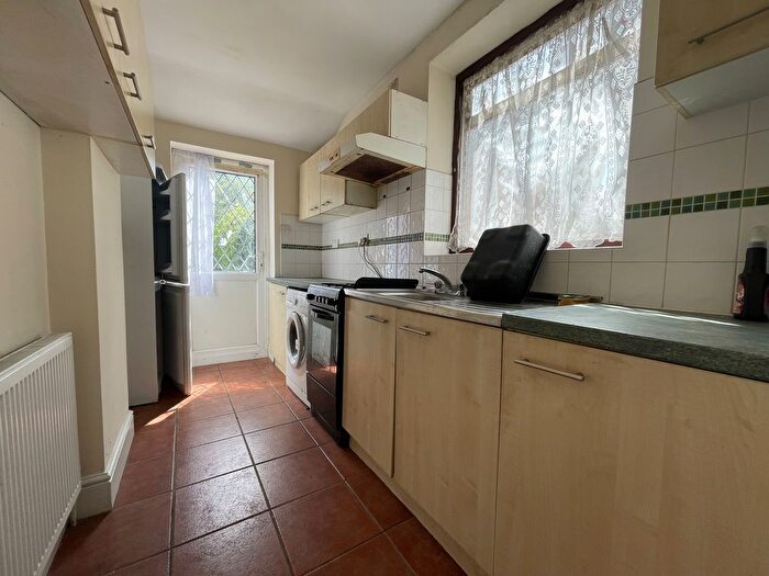 4 Bedroom Semi-Detached House To Rent In Fairholme Crescent, Hayes, UB4