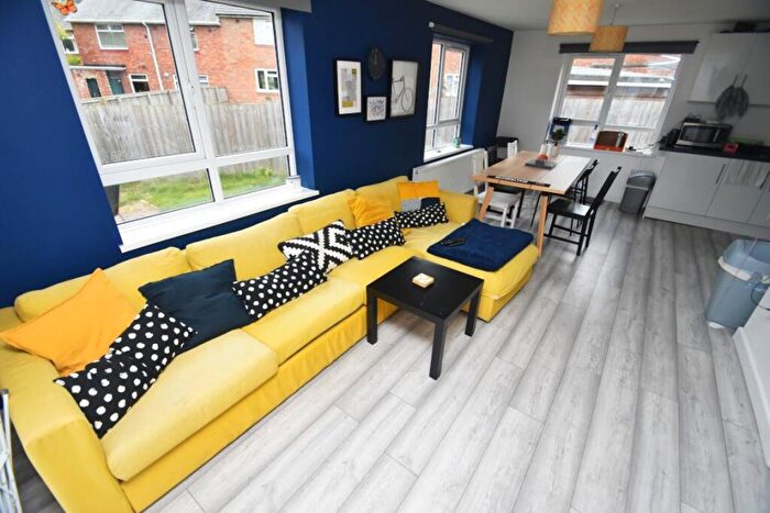 6 Bedroom House To Rent In Donnini Place -, DH1