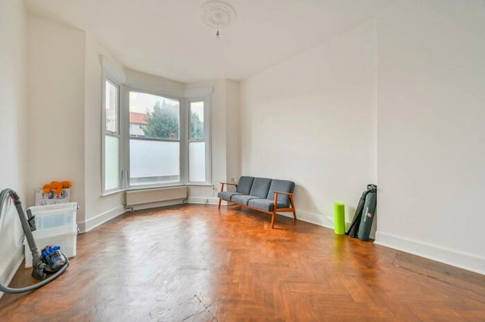 1 Bedroom Flat To Rent In Romford Road, Stratford, London, E7