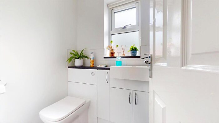 4 Bedroom Detached House For Sale In Nightingale Crescent, Bradville, Milton Keynes, MK13