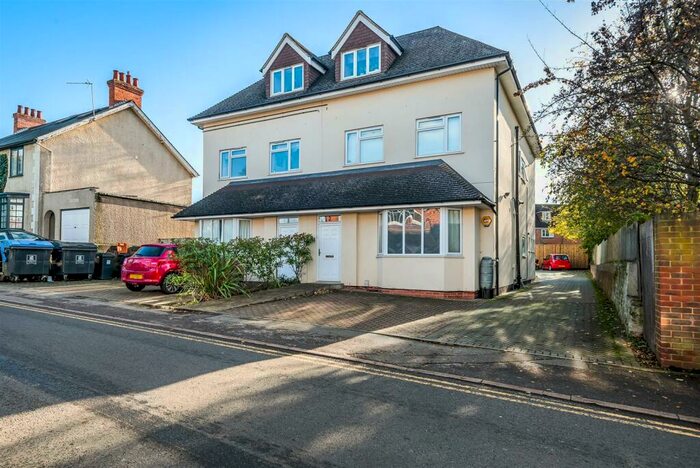 2 Bedroom Flat To Rent In College Road, Woking, GU22