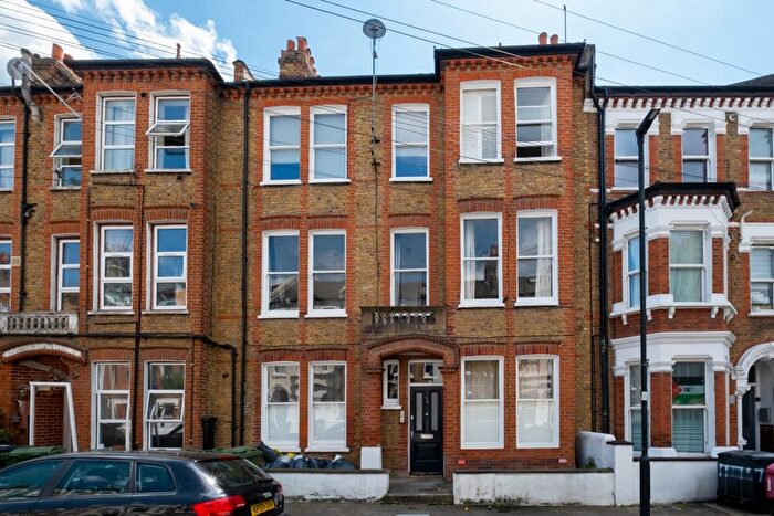 2 Bedroom Flat To Rent In Tremadoc Road, London, SW4