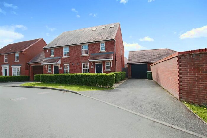 4 Bedroom Semi-Detached House To Rent In Agincourt Drive, Sarisbury Green, Southampton, SO31