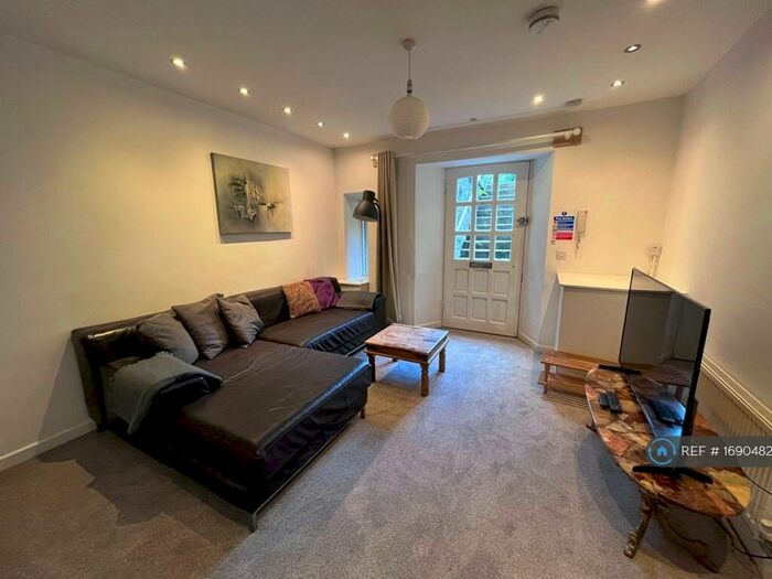 3 Bedroom Flat To Rent In South Clerk Street, Edinburgh, EH8