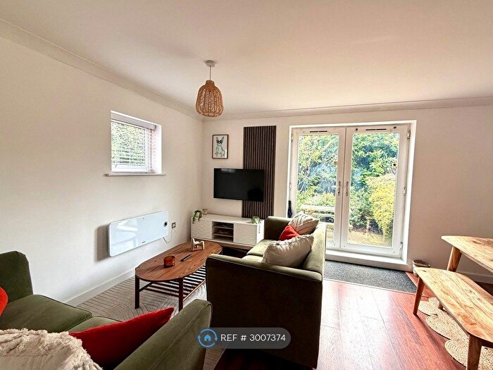 2 Bedroom Flat To Rent In Aragon Court, Leeds, LS7