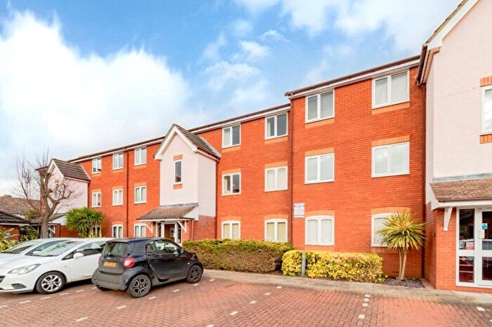 2 Bedroom Flat For Sale In Firs Avenue, Windsor, SL4