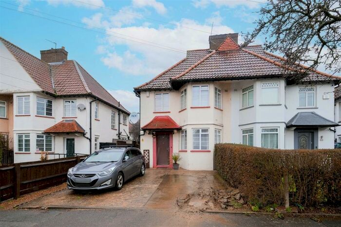 3 Bedroom House To Rent In Ropers Avenue, Chingford, E4
