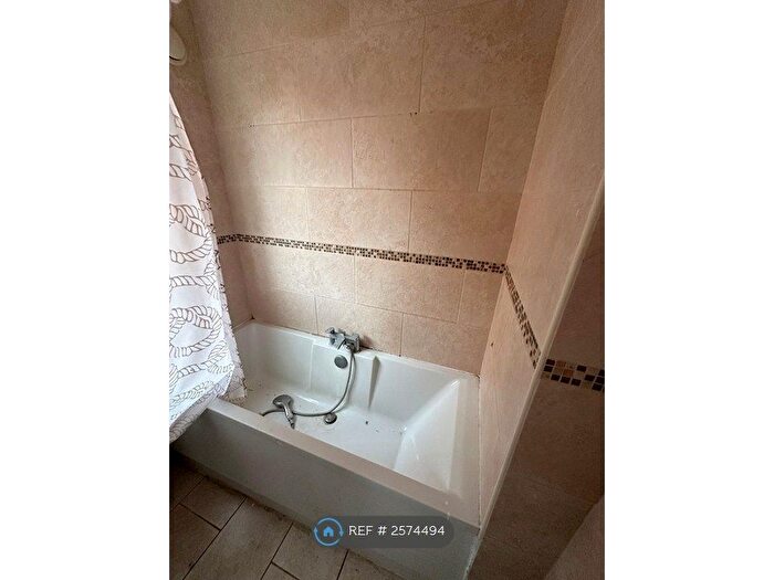 2 Bedroom Bungalow To Rent In Ocean Road, Leicester, LE5