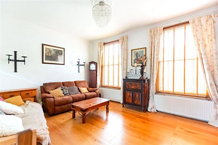 3 Bedroom Apartment To Rent In Windsor Road, Islington, London, N7