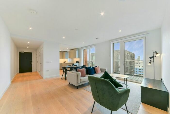 3 Bedroom Flat To Rent In Heygate Street, Elephant And Castle, London, SE17