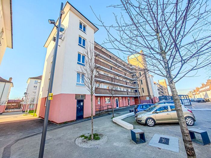 2 Bedroom Flat To Rent In Barnfield Road, Plumstead, London, SE18