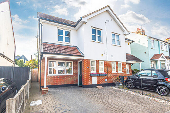 4 Bedroom Semi-Detached House For Sale In Westleigh Avenue, Leigh-on-sea, SS9