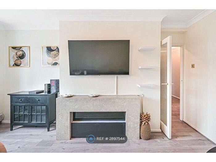 2 Bedroom Flat To Rent In Manor Road, Barnet, EN5
