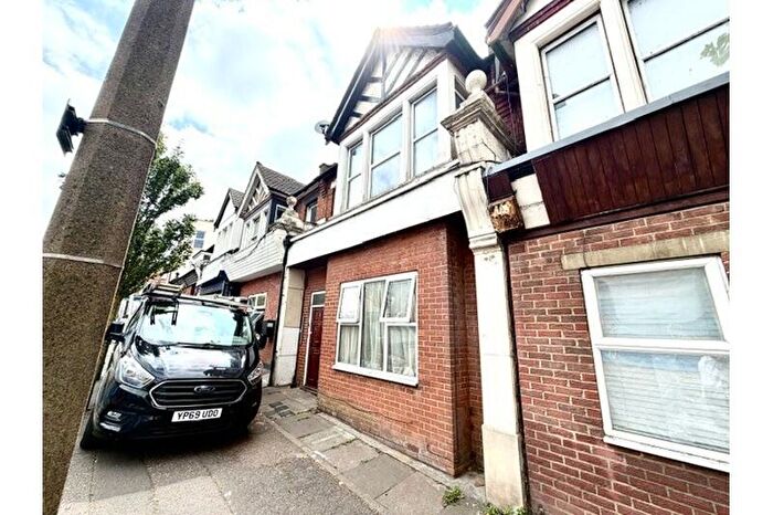 1 Bedroom Flat To Rent In Station Road, Westcliff-on-sea, Southend-on-Sea, SS0