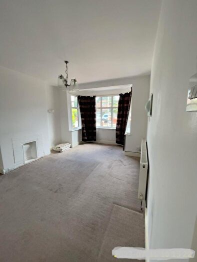 3 Bedroom House To Rent In Avenue Road, IG8