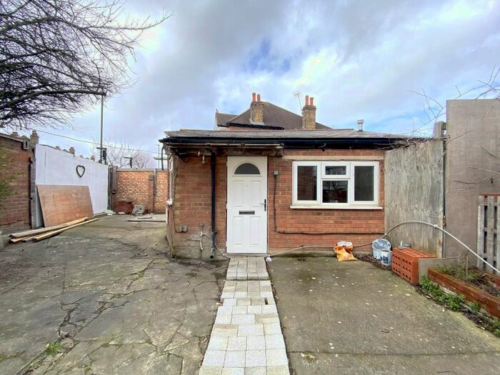 1 Bedroom Flat To Rent In Horn Lane, London, W3