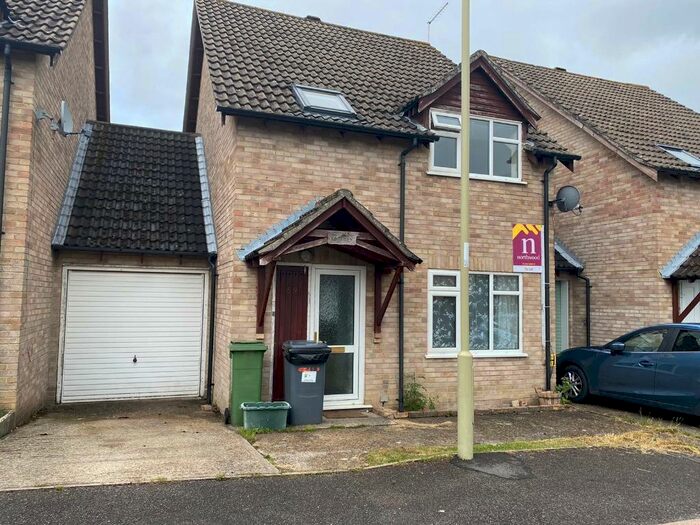 3 Bedroom Semi-Detached House To Rent In Sarisbury Close, Tadley, RG26