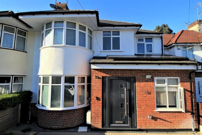 1 Bedroom Flat To Rent In South Close, Village Way, Pinner, HA5
