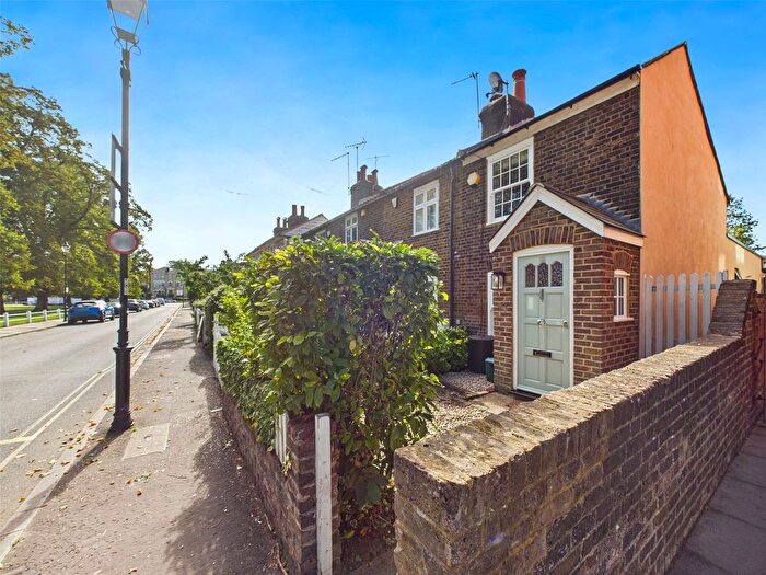 2 Bedroom End Of Terrace House To Rent In First Cross Road, Twickenham, TW2