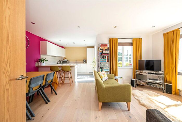 2 Bedroom Flat For Sale In Chequers Avenue, High Wycombe, HP11